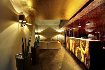 Apartmán Bella Vida se nachází v podkroví historického domu na břehu Vltavy, v malebném zákoutí Kampy, odkud je úžasný výhled na Pražský hrad, Národní divadlo a Karlův most.