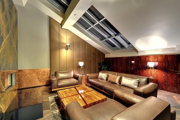 Apartmán Bella Vida se nachází v podkroví historického domu na břehu Vltavy, v malebném zákoutí Kampy, odkud je úžasný výhled na Pražský hrad, Národní divadlo a Karlův most.