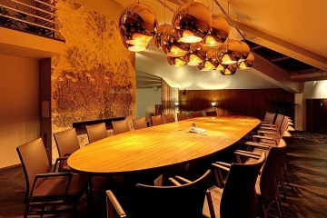 Apartmán Bella Vida se nachází v podkroví historického domu na břehu Vltavy, v malebném zákoutí Kampy, odkud je úžasný výhled na Pražský hrad, Národní divadlo a Karlův most.