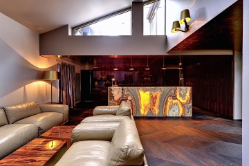 Apartmán Bella Vida se nachází v podkroví historického domu na břehu Vltavy, v malebném zákoutí Kampy, odkud je úžasný výhled na Pražský hrad, Národní divadlo a Karlův most.