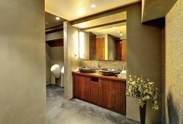 Apartmán Bella Vida se nachází v podkroví historického domu na břehu Vltavy, v malebném zákoutí Kampy, odkud je úžasný výhled na Pražský hrad, Národní divadlo a Karlův most.