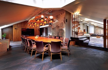 Apartmán Bella Vida se nachází v podkroví historického domu na břehu Vltavy, v malebném zákoutí Kampy, odkud je úžasný výhled na Pražský hrad, Národní divadlo a Karlův most.