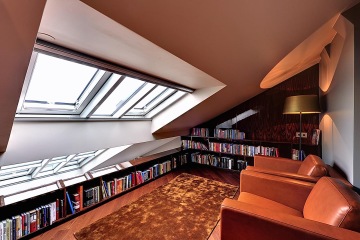 Apartmán Bella Vida se nachází v podkroví historického domu na břehu Vltavy, v malebném zákoutí Kampy, odkud je úžasný výhled na Pražský hrad, Národní divadlo a Karlův most.