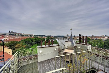 Apartmán Bella Vida se nachází v podkroví historického domu na břehu Vltavy, v malebném zákoutí Kampy, odkud je úžasný výhled na Pražský hrad, Národní divadlo a Karlův most.