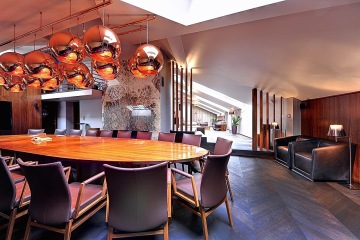 Apartmán Bella Vida se nachází v podkroví historického domu na břehu Vltavy, v malebném zákoutí Kampy, odkud je úžasný výhled na Pražský hrad, Národní divadlo a Karlův most.