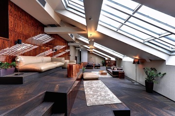 Apartmán Bella Vida se nachází v podkroví historického domu na břehu Vltavy, v malebném zákoutí Kampy, odkud je úžasný výhled na Pražský hrad, Národní divadlo a Karlův most.