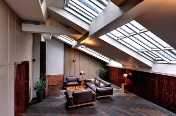 Apartmán Bella Vida se nachází v podkroví historického domu na břehu Vltavy, v malebném zákoutí Kampy, odkud je úžasný výhled na Pražský hrad, Národní divadlo a Karlův most.