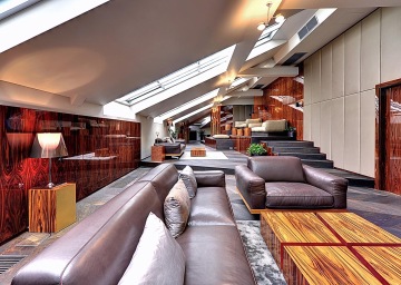 Apartmán Bella Vida se nachází v podkroví historického domu na břehu Vltavy, v malebném zákoutí Kampy, odkud je úžasný výhled na Pražský hrad, Národní divadlo a Karlův most.